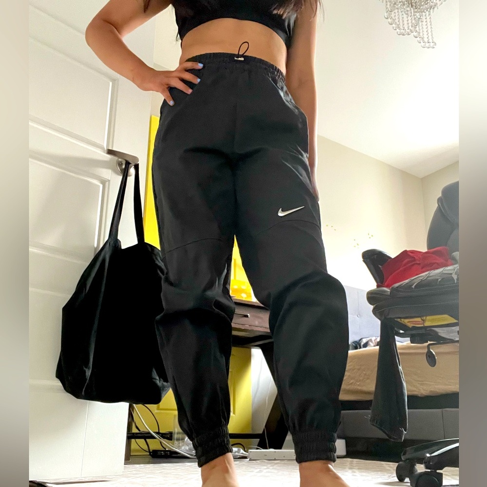 Nike Women’s Woven Trousers. Size: XS (0-2) in black. Waterproof nylon fabric